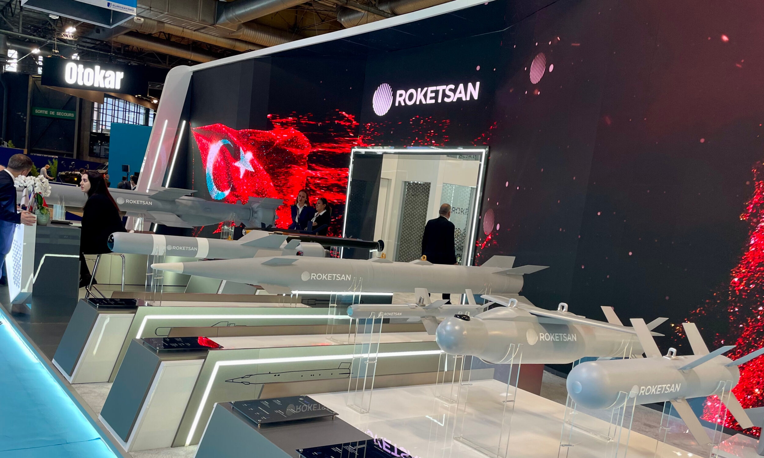 Stand Roketsan, entreprise de défense de Turquie, au salon de la défense Eurosatory 2026. Juin 2026. Crédit : Noé Champain