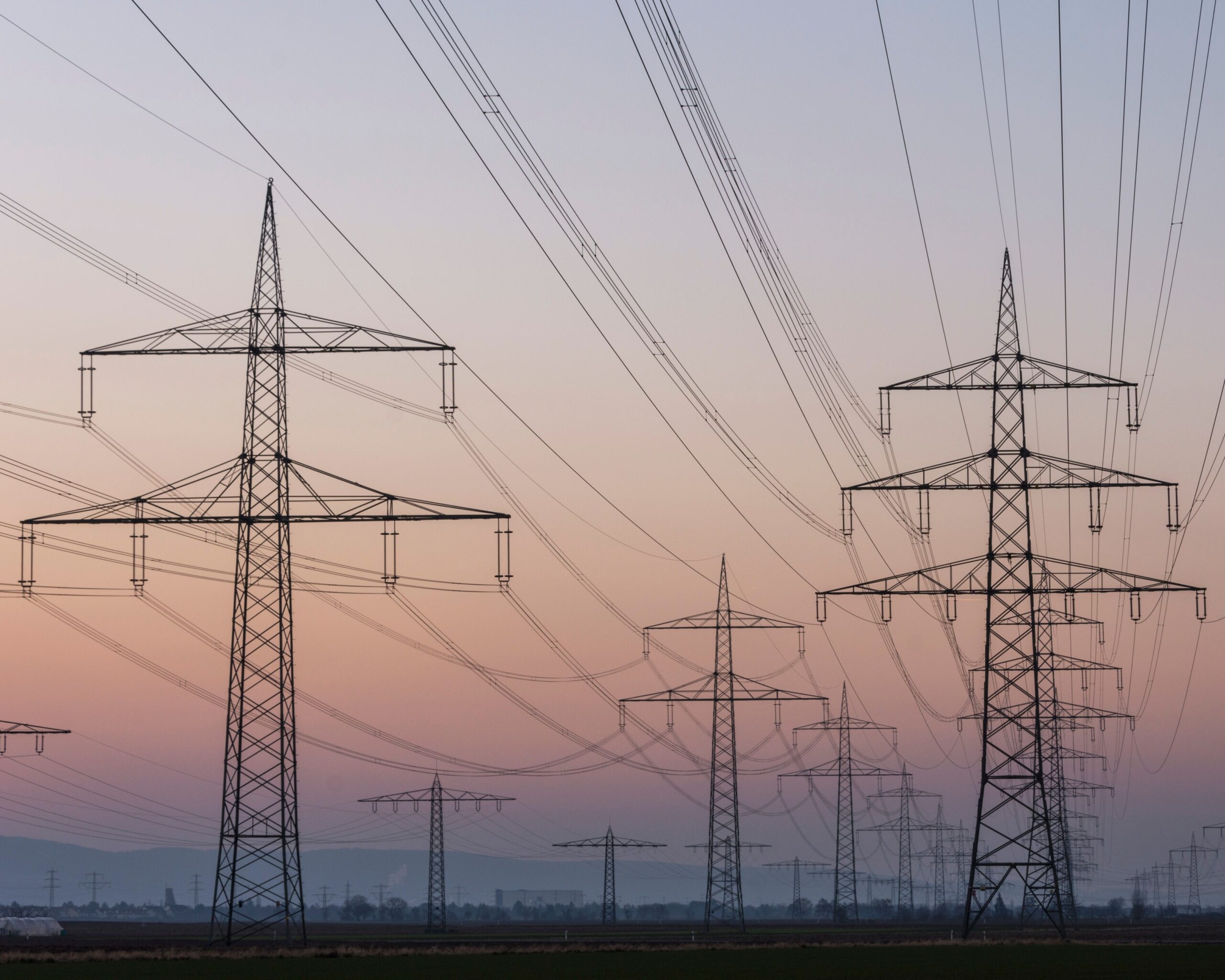 Lignes à haute tension au crépuscule - Energie verte - Cristina Tarantino Pexels