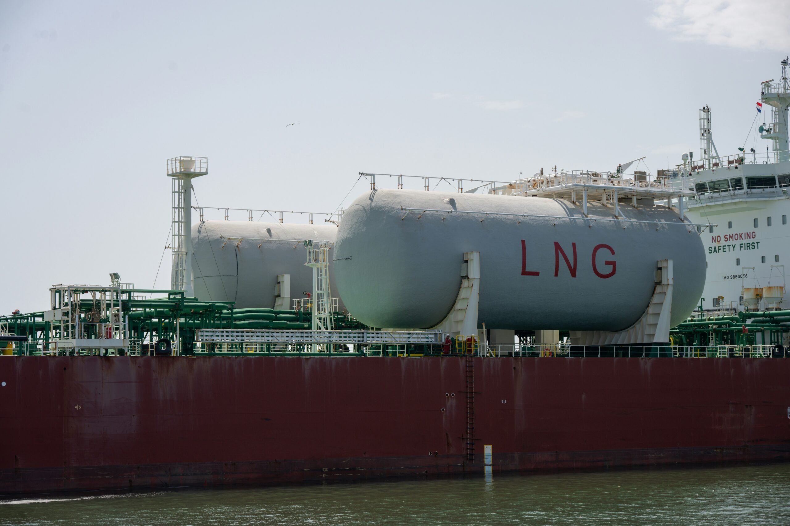 Julia Taubitz - Des réservoirs de GNL sur un Cargo aux Pays-Bas